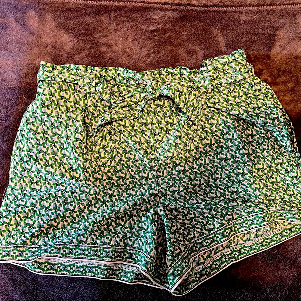 Max Studio Women's Size X large Green Floral Belted Elastic Waist Shorts